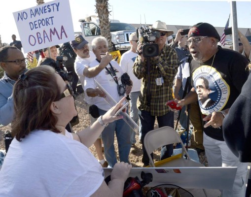 Antimigrantes rechazan medida migratoria: ¡Deporten a Obama!