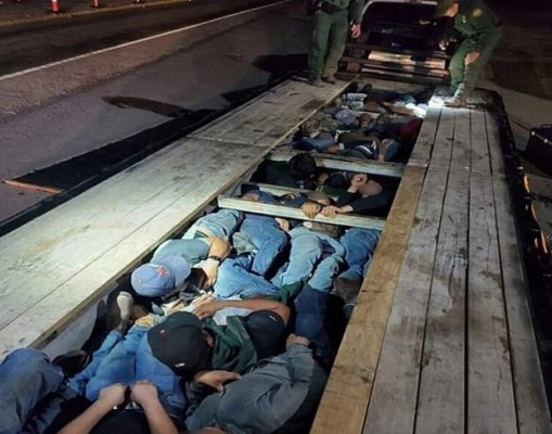 Patrulla Fronteriza descubre a un grupo de inmigrantes ocultos bajo tablas de un trailer