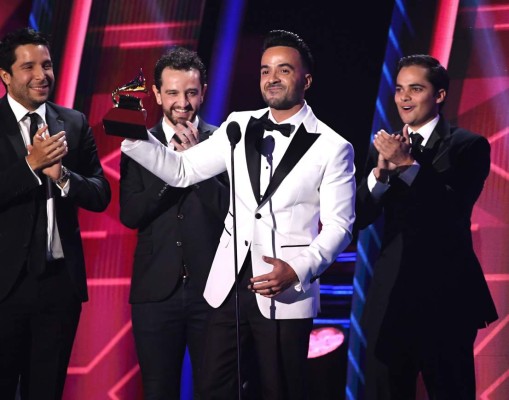 Luis Fonsi arrasa en los Grammy con 'Despacito'