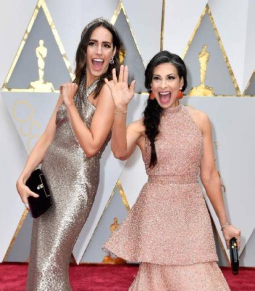 Las presentadoras de televisión Louise Roe y Stacy Londo desfilaron sonrientes y elegantes en la alfombra roja de los premios Óscar.