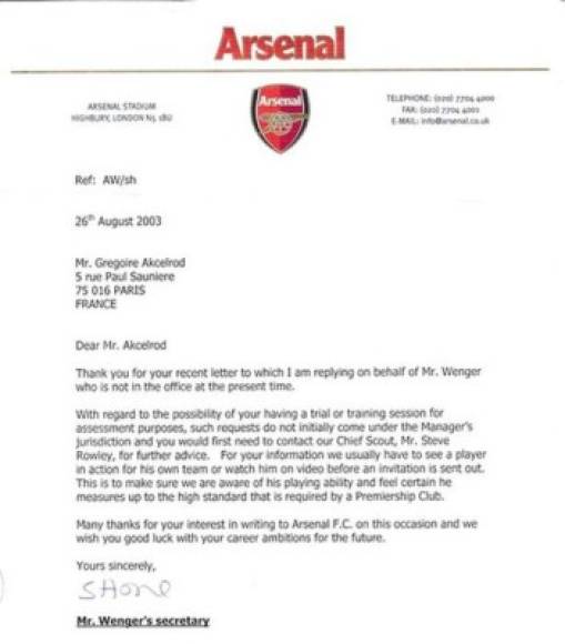 Akcelrod envió su sitio web y su currículum falso a clubes profesionales de toda Europa, incluido el Arsenal de la Premier League.