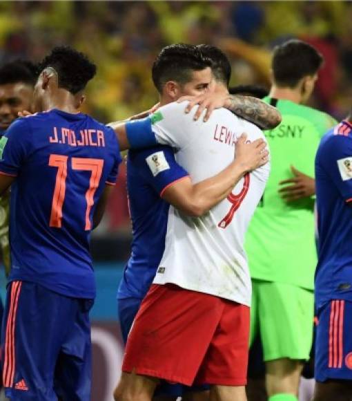 James Rodríguez abrazó y consoló a Robert Lewandowski, quien es su compañero en el Bayern Múnich. Foto AFP