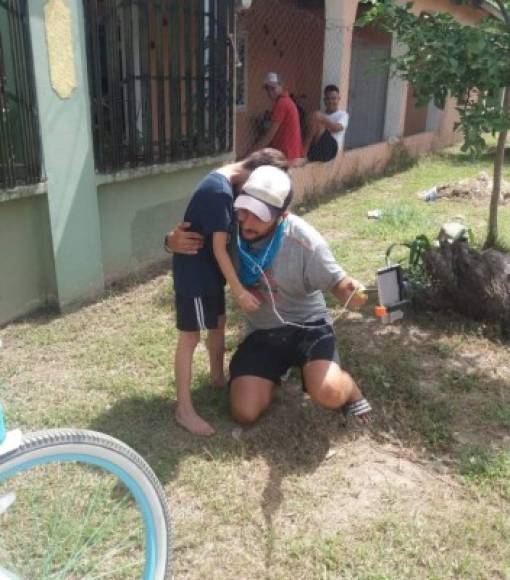 'Los abrazos más sinceros del mundo!!!!! Nuestra despedida de Saba Colón, Honduras', indicó en su cuenta de Facebook.