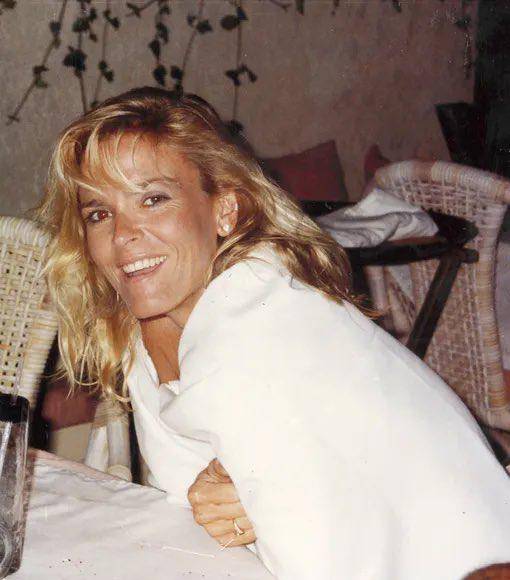 <b>Nicole</b> Brown, nacida en Alemania el 19 de mayo de 1959, tenía 18 años de edad cuando conoció a Simpson, de 30, que ya era una superestrella de la NFL. La joven trabajaba como mesera en un bar de Beverly Hills.