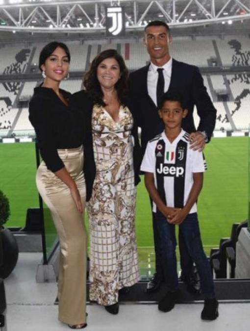 Georgina y Cristiano se mudarán con sus cuatro hijos, la madre del jugador, Dolores Aveiro y la hermana de la modelo, Ivana a la 'villa más cara del mundo' en las colinas de Turín.