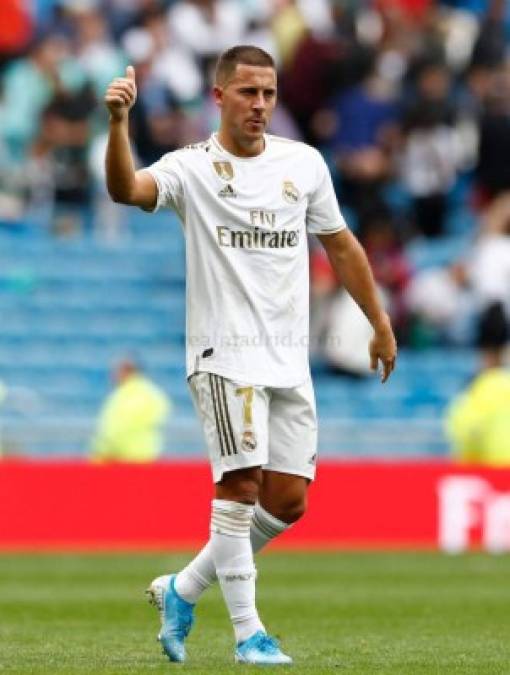 Eden Hazard saluda y agradece el apoyo de los aficionados del Real Madrid en el Bernabéu.