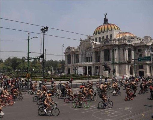 Ciclistas circulan sin ropa por Ciudad de México reclamando seguridad vial