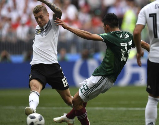 Mexico's forward Hirving Lozano (C) shoots and scores a goal during the Russia 2018 World Cup Group F football match between Germany and Mexico at the Luzhniki Stadium in Moscow on June 17, 2018. / AFP PHOTO / Patrik STOLLARZ / RESTRICTED TO EDITORIAL USE - NO MOBILE PUSH ALERTS/DOWNLOADS