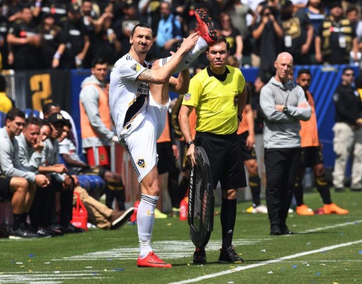 Zlatan Ibrahimovic from LA Galaxy (C) waits to be substituted in the second half against LAFC during their Major League Soccer (MLS) game at the StarHub Center in Los Angeles, California, on March 31, 2018.The 37 year old is playing his first game for the Los Angeles Galaxy. / AFP PHOTO / Mark RALSTON