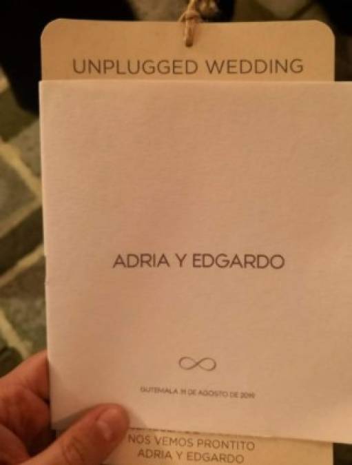 Además de una foto de la invitación física a la boda que dice simplemente “Unplugged Wedding: Adria y Edgardo“.