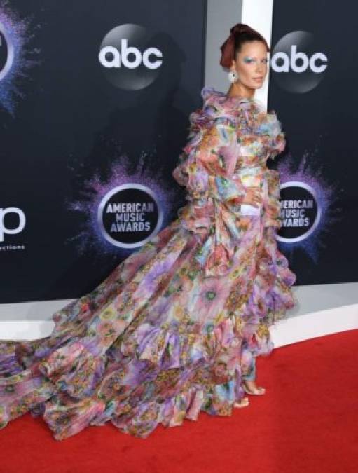 Halsey llevó un atuendo demasiado colorido para la gala.