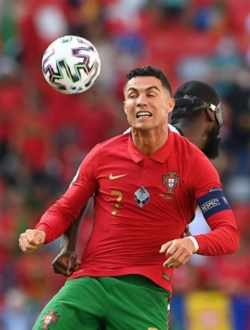 Cristiano Ronaldo en la disputa de la pelota con el defensor alemán Antonio Ruediger.