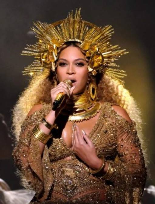 Superando a Queen, Beyoncé ganó el récord por el álbum más vendido en iTunes, con más de 820,000 copias en sólo tres días.