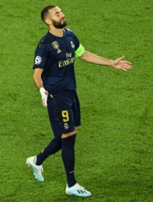 El defensor Karim Benzema fue otro de los que lamentó la caída del Real Madrid ante PSG.