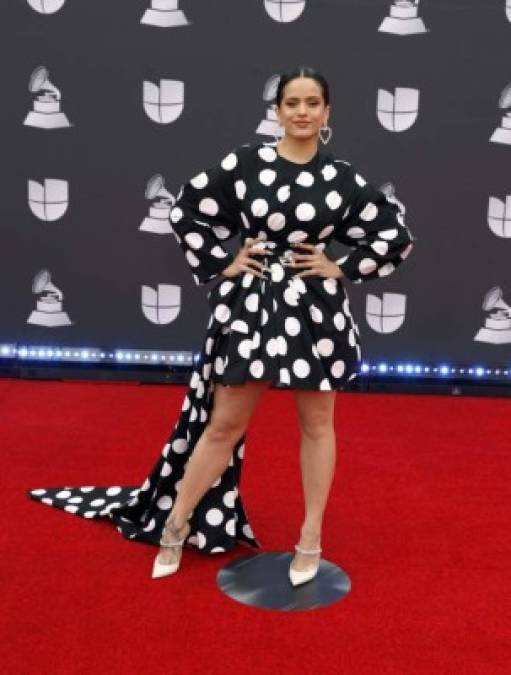 Rosalía se miró femenina en un traje entallado a su figura y sin tanto accesorio. El diseño con lunares fue un guiño al flamenco de su natal España.