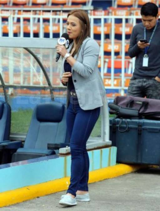 La bella periodista Isabel Zambrano, de Televicentro, dio cobertura al partido.