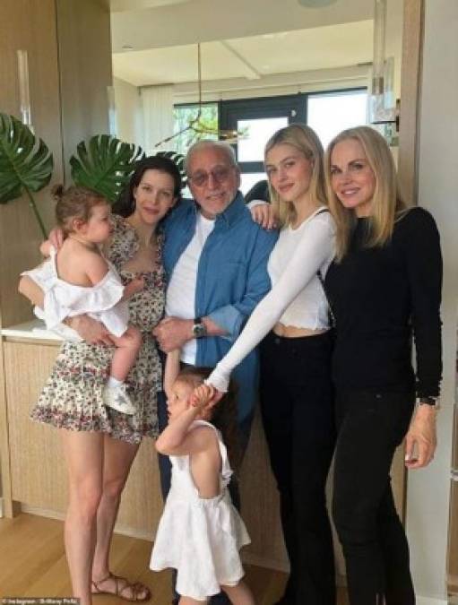 Peltz nació el 9 de enero de 1995 en el condado de Westchester en Nueva York y es hija del empresario multimillonario australiano Nelson Peltz y de la modelo Claudia Heffner.<br/>