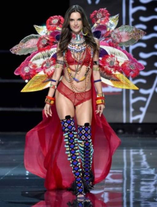 Alessandra Ambrosio protagonizó su último desfile como ángel en Shanghái (China).