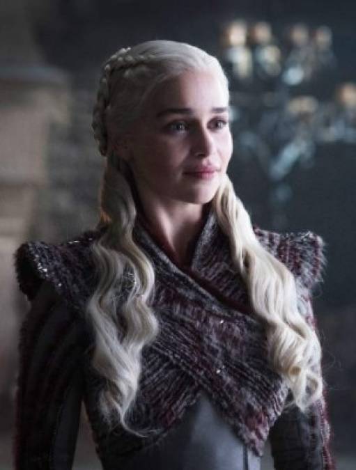 Daenerys Targaryen (Emilia Clarke) <br/><br/>La actriz confesó en una entrevista que cuando supo el desenlace de su personaje, salió a caminar sin dirección por las calles de Londres, y que durante la filmación de sus últimas escenas lloró mucho.<br/><br/>Con esto, podría anticiparse que su final no será feliz, ya que se dice seguirá los pasos de su padre, Aerys II, conocido como 'The Mad King', quien quemaba vivos a los que se resistían a sus órdenes.<br/><br/>Otra teoría es su embarazo, de Jon Snow a pesar de que cree firmemente en la profecía de Mirri Maz Duur.<br/>