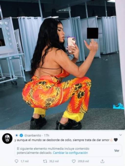 Bad Bunny no ha respondido a la polémica de Anuel AA y Karol G, pero sí envió un mensaje a los haters que le critican. 'Y aunque el mundo se desborde de odio, siempre trata de dar amor', escribió junto a una foto haciendo un gesto obsceno a la cámara.