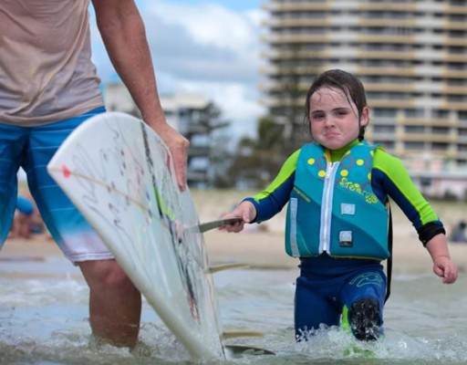 Video: A sus seis años es la mejor surfista y skater del mundo