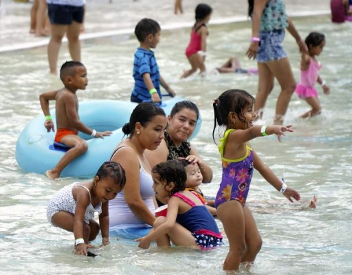 Hondureños abarrotan balnearios para conmemorar el Día del Niño