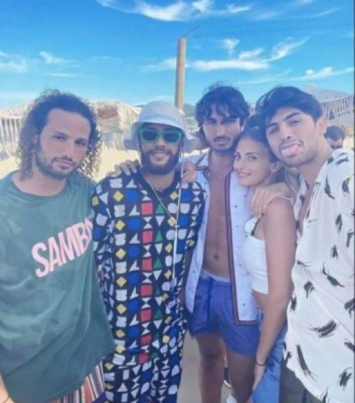 Además de modelos, a la fiesta llegaron varios amigos de Neymar.