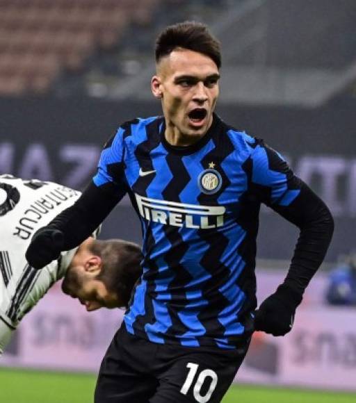 El diario italiano TuttoSport informa que el Inter de Milán, antes del final de la temporada, pretende darle un nuevo contrato a Lautaro Martínez. La oferta del club nerazzurri no llegará a los 10 millones de salario que supuestamente le habría prometido meses atrás el FC Barcelona al delantero argentino.