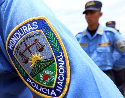 Un grupo de 924 nuevos elementos policiales se graduaron este jueves en Tegucigalpa, quienes pasarÃ¡n de inmediato a formar parte de la PolicÃ­a Nacional. Los casi mil agentes integran la V promociÃ³n de la Carrera de TÃ©cnico Superior no universitario en Ciencias Policiales, con orientacion en Policia Comunitaria.