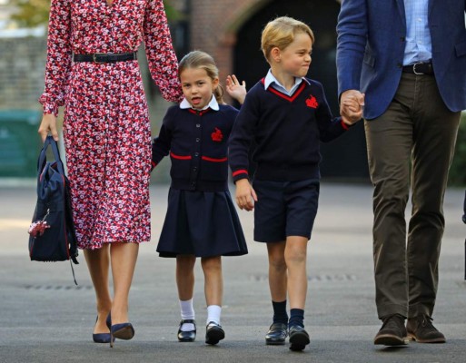 Princesa Charlotte inicia 'muy ilusionada' su primer día de escuela