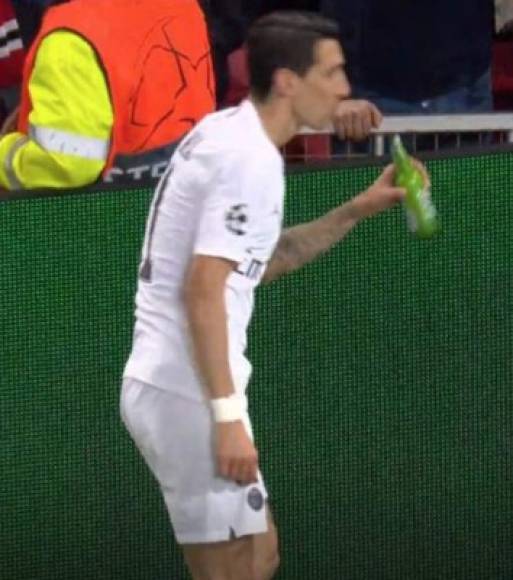 Los hinchas del Manchester United insultaron y silbaron en todo momento a Ángel di María, una de las figuras del PSG. Tanta fue la cólera de los seguidores que le arrojaron una botella de cerveza Heineken.