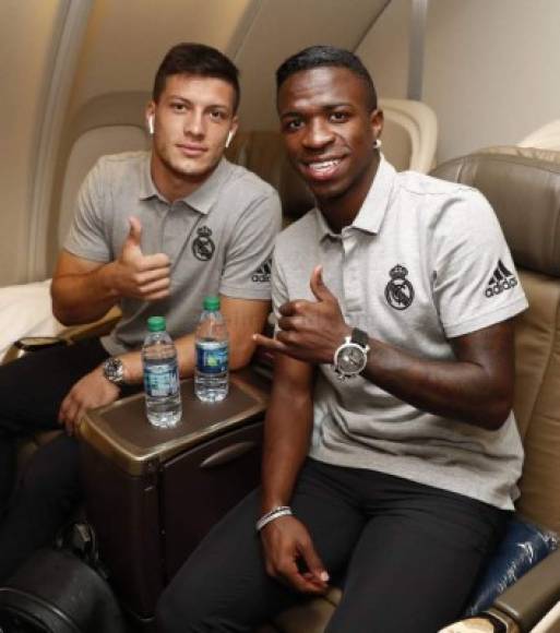 Luka Jovic y Vinicius posaron para las cámaras del club, también. Se espera que ambos sean goleadores en la temporada.