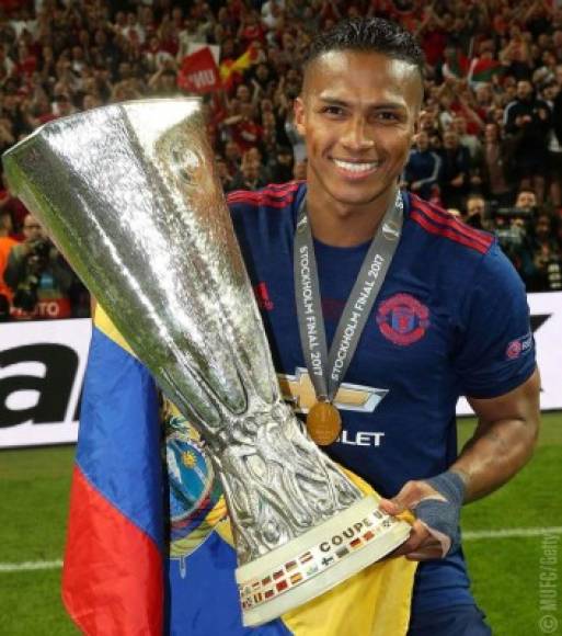 El Manchester United ha oficializado la renovación de Antonio Valencia hasta 2019 con opción a un año más. El ecuatoriano ha declarado que 'el Manchester United ha sido mi vida desde 2009 y estoy absolutamente encantado de haber firmado un nuevo contrato'.