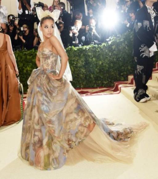 Ariana Grande vistió de Vera Wang.