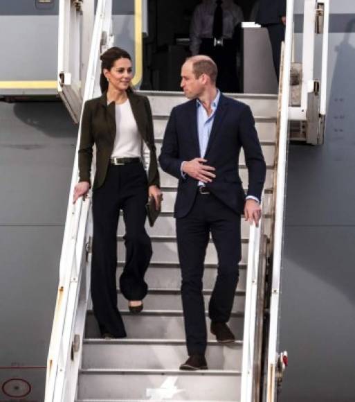 El duque y la duquesa de Cambridge se encuentran en Chipre en una visita de rápida para brindar alegría festiva al personal de la RAF que estará lejos de sus familias esta Navidad. <br/><br/>
