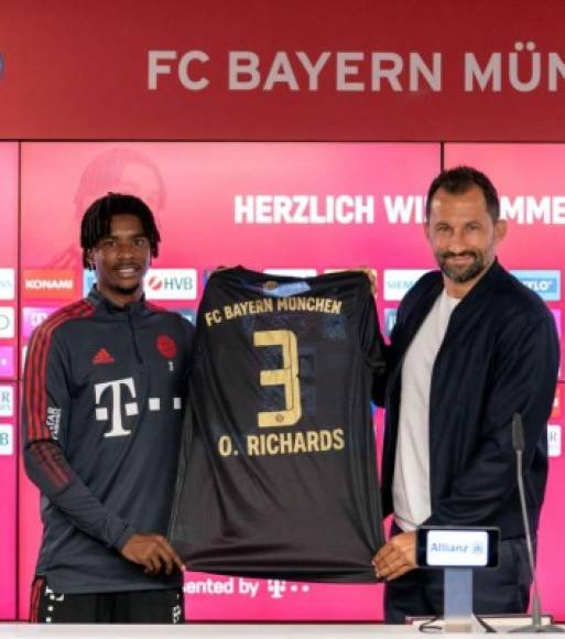 El defensa inglés Omar Richards también ha sido presentado como refuerzo del Bayern Múnich. El jugador ha causdo buenas impresiones en sus primeros entrenamientos. “Estamos muy contentos de que esté aquí en Munich. Tiene muchas fortalezas y las puso en práctica de inmediato. El entrenador trabaja mucho con él de forma individual y lo absorbe todo. Estamos seguros que lo disfrutaremos mucho”, ha dicho el director general deportivo Hasan Salihamidzic.