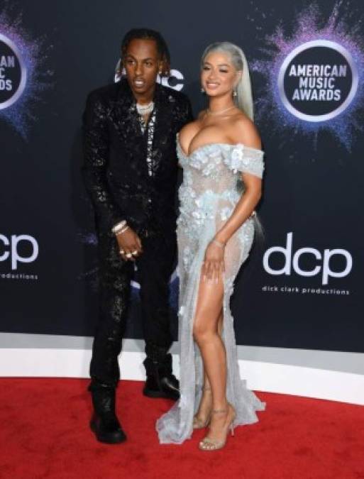 Rich The Kid y su pareja Tori Brixx llamaron la atención por los atributos de la dama, cuyo escote parecía estar a punto de estallar, un 'no, no' de la moda.