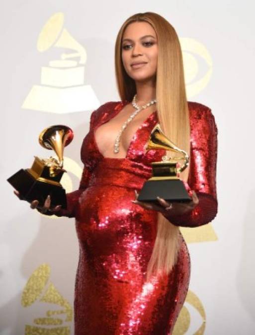 Segunda en la lista está Beyoncé, con 105 millones de dólares tras su lucrativa gira 'Formation', finalizada en 2016. Se estima que la cantante, que está esperando mellizos, tiene un patrimonio de 1.000 millones de dólares junto a su esposo, el rapero Jay Z, que se ubica en el puesto 55 de la lista.