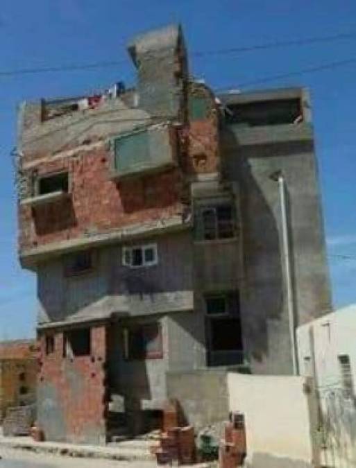 Esta edificación se hizo viral en 2017 bajo el título 'Mientras tanto en Argelia'.
