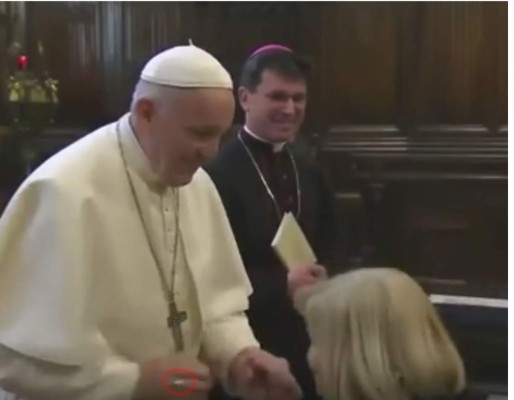 La explicación del Papa sobre por qué no dejó besar su anillo