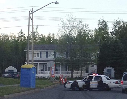 Tirador en Canadá mata a tres policías y amenaza con seguir la cacería humana