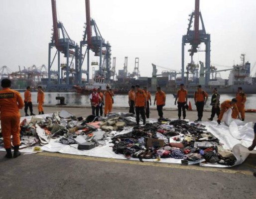 Indonesia se centra en recuperar cajas negras del avión accidentado
