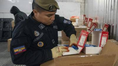 Un policía antinarcótico buscan droga en varios contenedores en el Puerto de Guayaquil, Ecuador | EFE