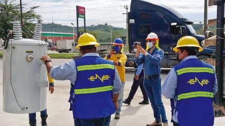 acción. Cuadrillas de la Enee retiraron ayer un transformador que operaba de forma ilegal.