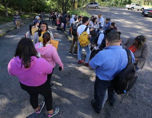 Docentes hacen larga fila para inscribirse en concurso de plazas en Tegucigalpa