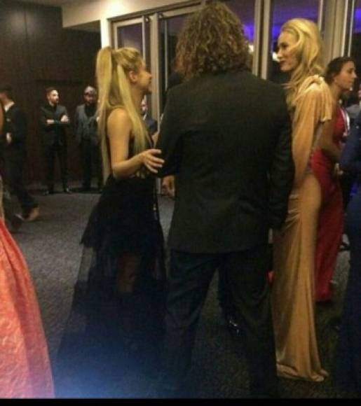 Shakira asistió a la boda de Messi con el mismo vestido que utilizó en la reciente edición de la revista 'Vanity Fair Italia'. La colombiana ha sido objeto de críticas ya que llegó casi igual a la actriz Gimena Accardi.