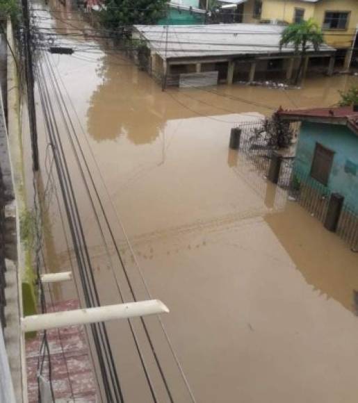 La ciudad de La Lima una vez más está bajo el agua por lo que sus pobladores han vuelto a sufrir de inundaciones.