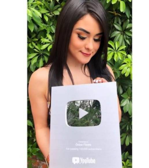 Ónice también sigue cosechando muchos éxitos, hace poco recibió la placa de plata de YouTube por haber superado los 100 mil seguidores en dicha plataforma.