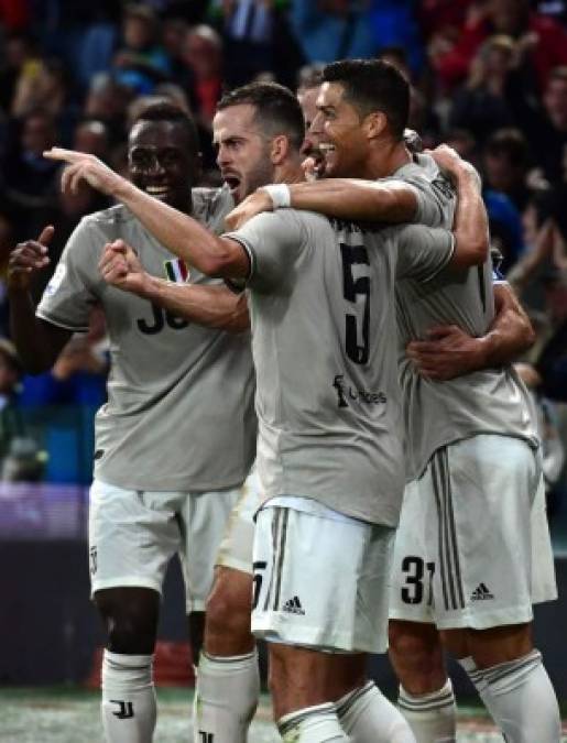 Cristiano Ronaldo recibió la felicitación de sus compañeros de equipo.