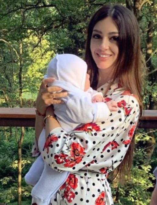 Oksana rompió su silencio en Instagram publicando varias fotos con su bebé junto a un comunicado en el que afirma que por las venas de su hijo 'fluye orgullosa sangre malaya'.